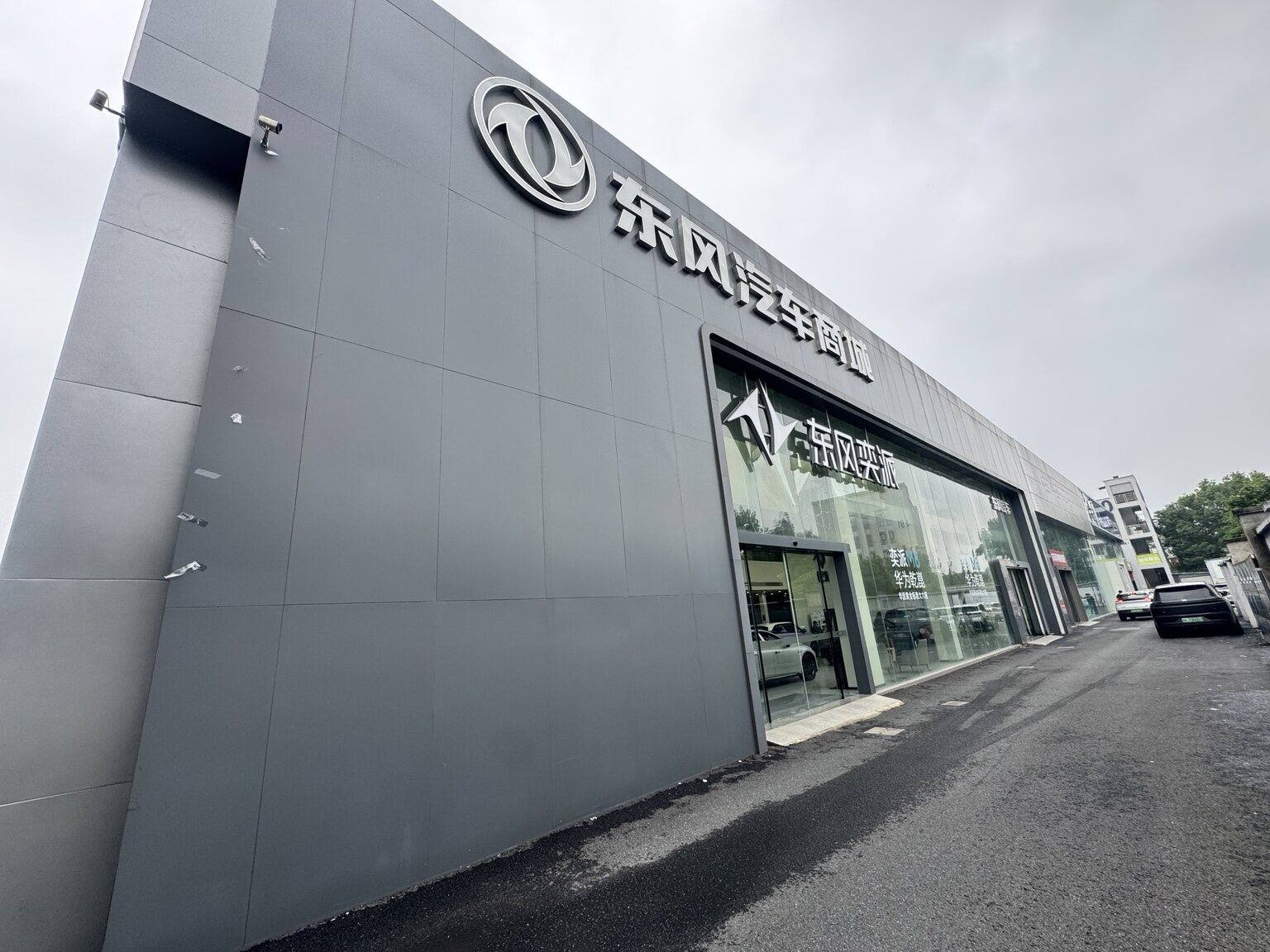 Dongfeng commercial vehicle showroom in Hangzhou
