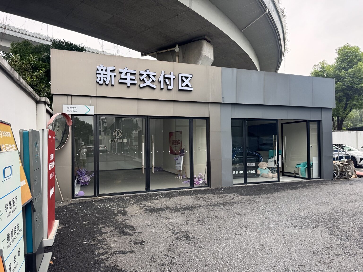 New vehicle handover area at the Hangzhou dealership