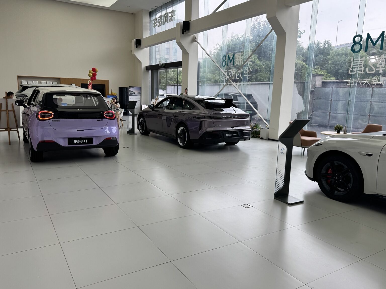 Dongfeng eπ showroom interior in Hangzhou