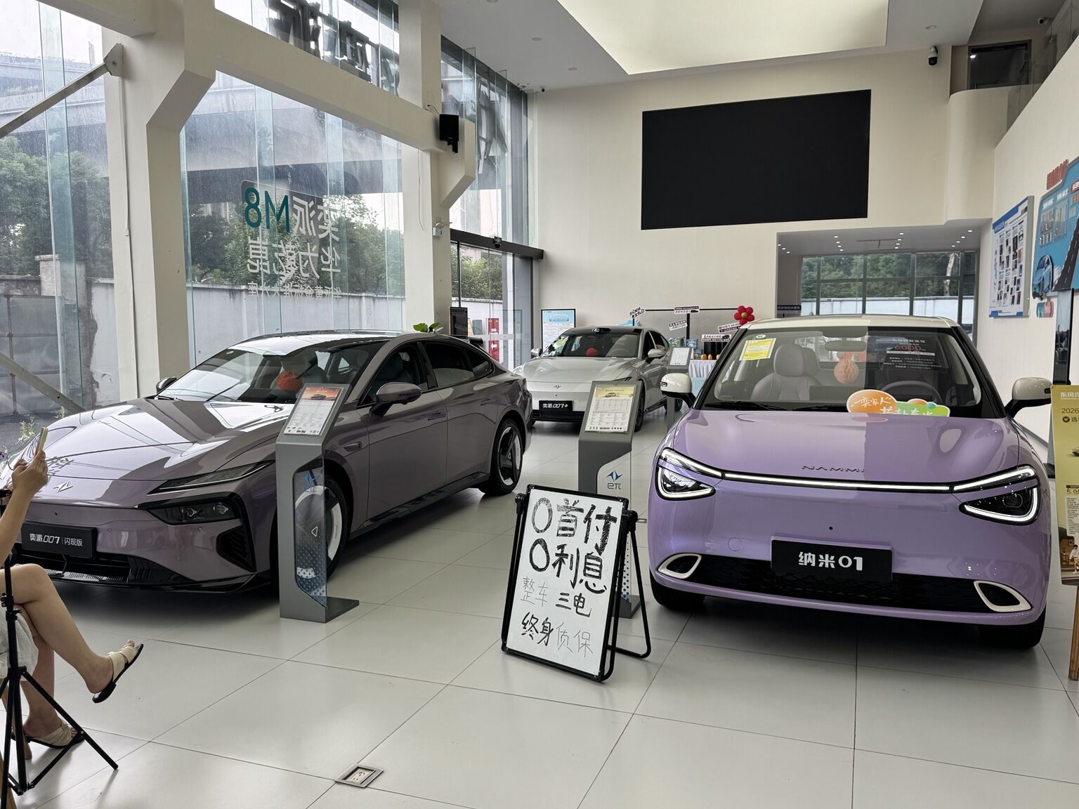 Dongfeng eπ and Nammi vehicles inside the Hangzhou showroom