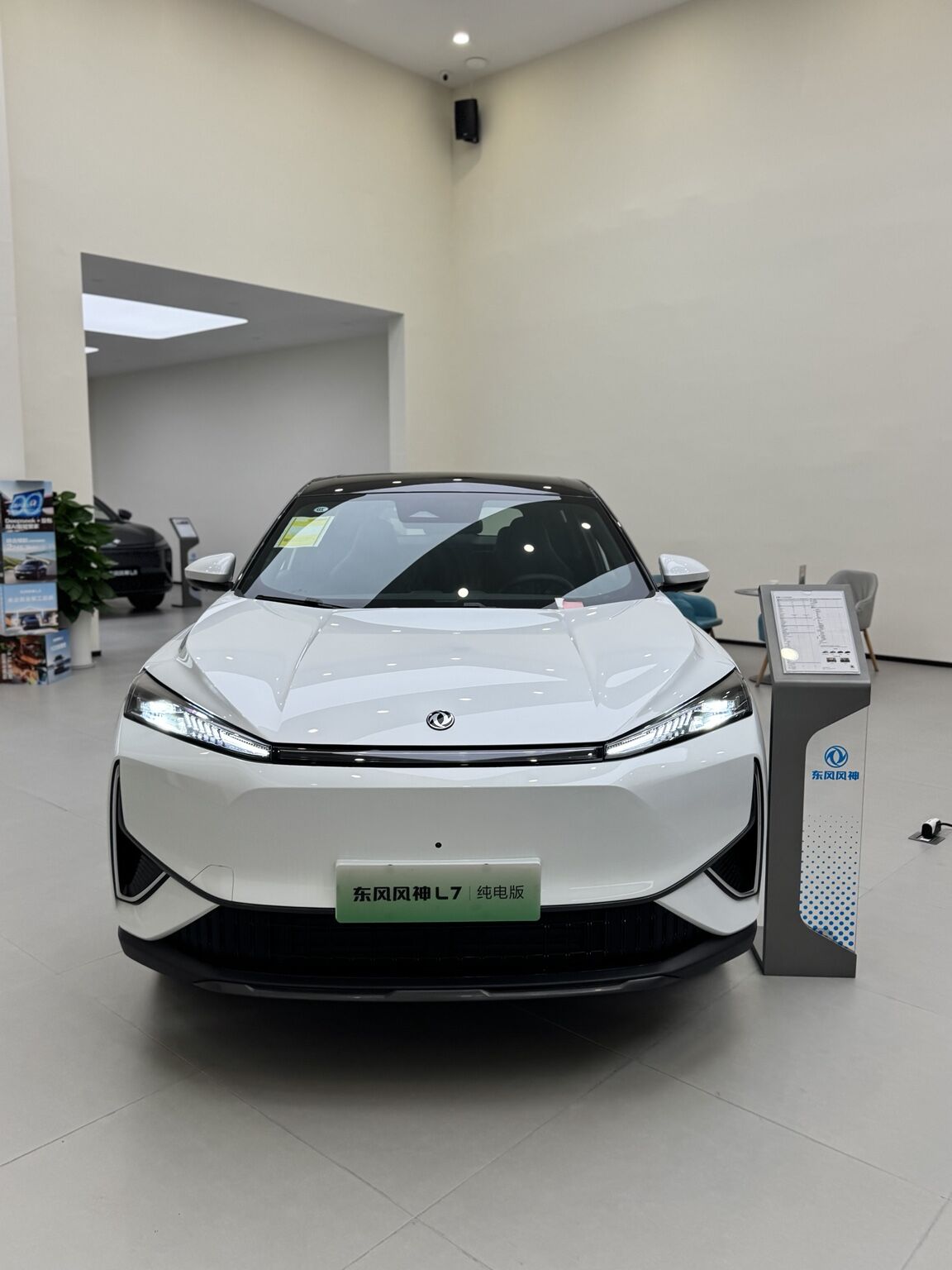 Dongfeng Fengshen L7 showroom display in Hangzhou