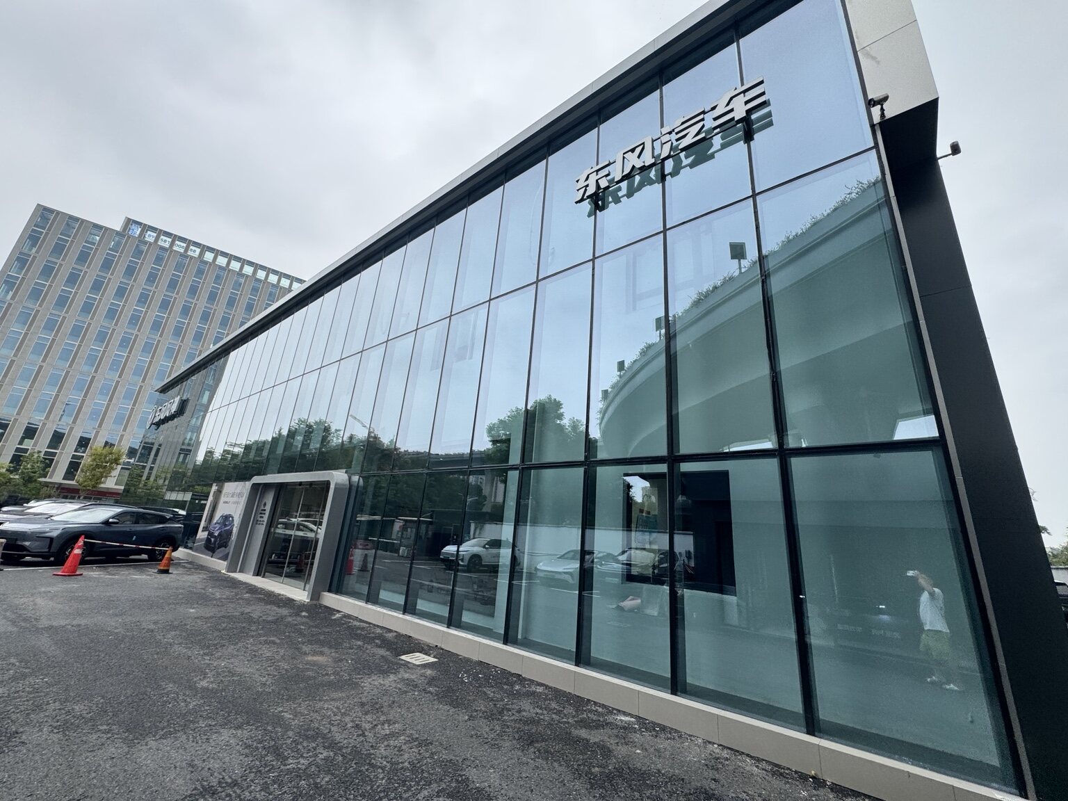 Dongfeng Yipai showroom exterior in Hangzhou