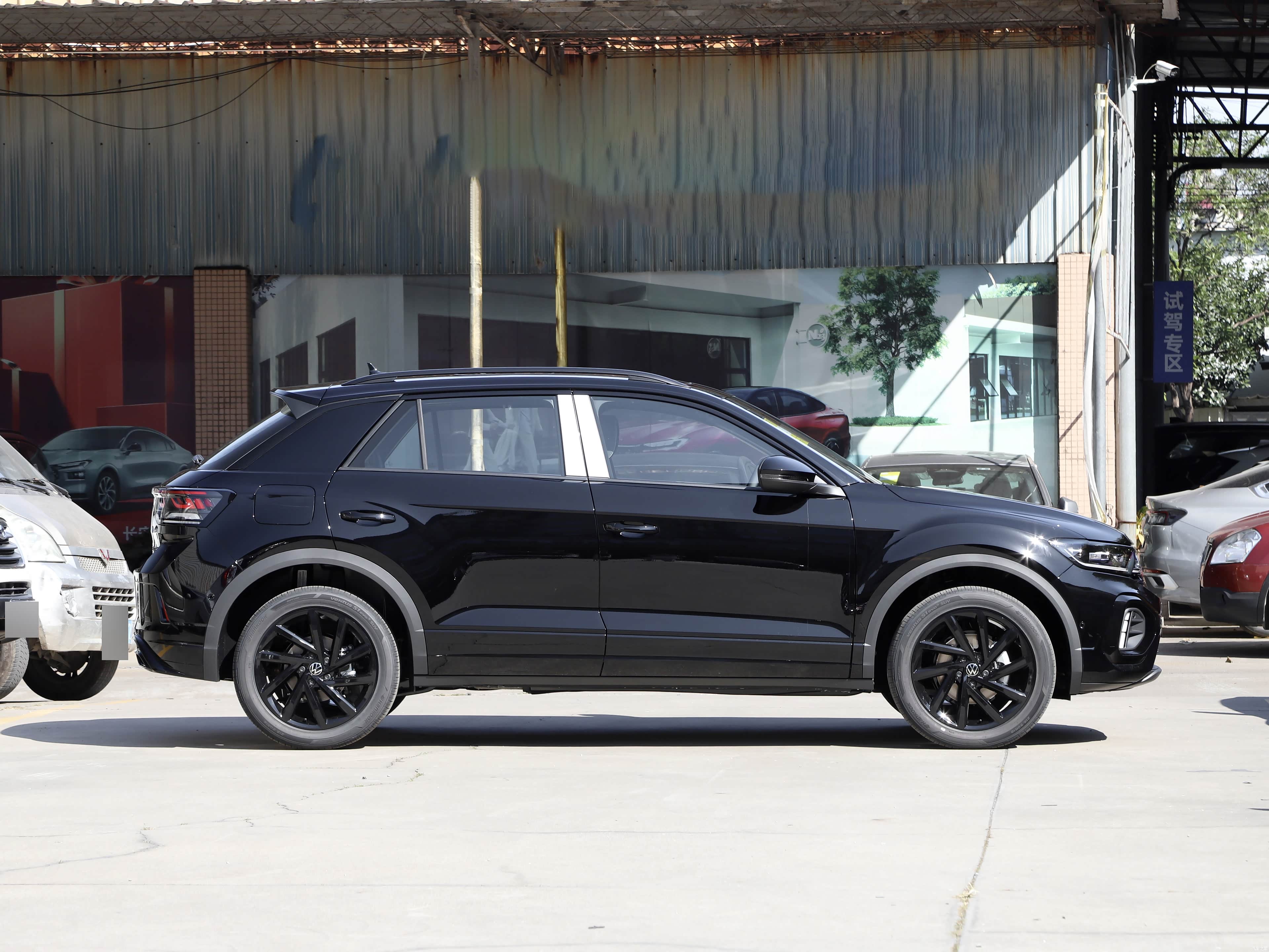 Black Volkswagen T-Roc 2026 China edition side exterior